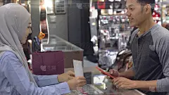 亚洲穆斯林男子使用非接触式支付