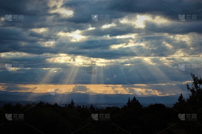 美丽的天空和阳光穿过云层