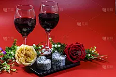 玫瑰，红酒和心形火龙果