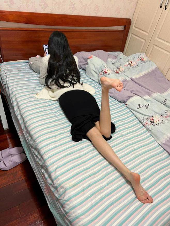 今日囧图：握住大腿就是人生，猫娘十分的粘...