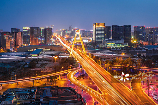 成都人民南路天府立交与火车南站夜景正版图...