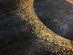 試作品の一つ。砂子振りという金箔装飾の技法で、日食の光を表現しています。 金箔の粒子は細かさを調節できるようです。 #金箔　#壁紙 #wallpaper　#日輪　#伝統技術　#インバウンド　#和モダン　#デザイン
