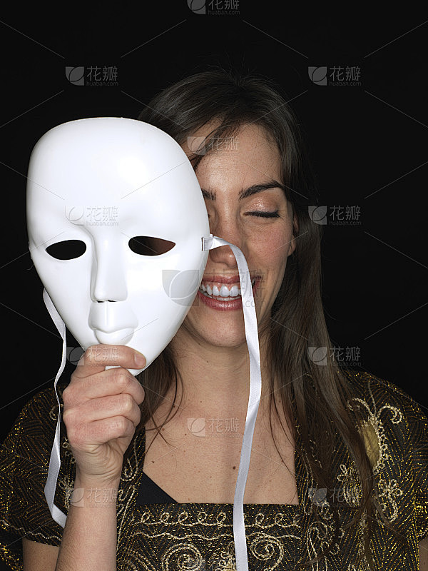 女孩揭开面具后面的脸