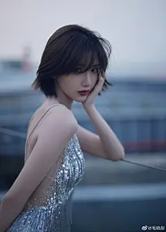 毛晓彤晒银色流苏裙随拍 海边踱步大秀美背_网易娱乐