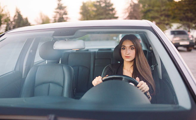 girl-car-is-traffic-...