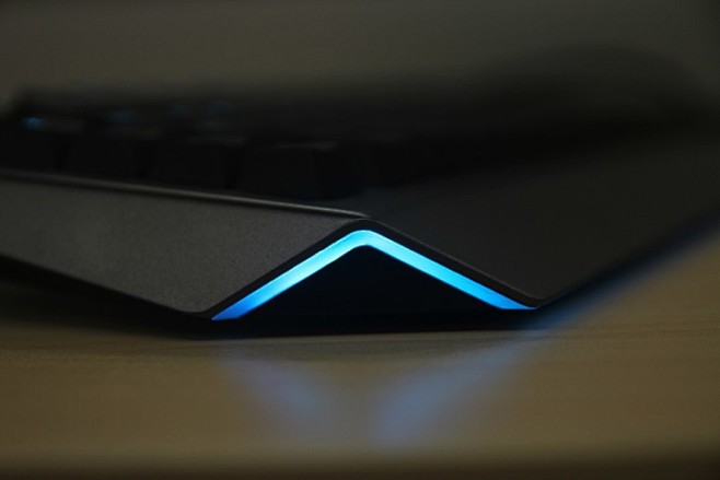 前卫造型加炫酷灯效！Alienware7...