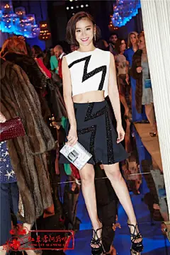 袁姗姗这个搭配真是终于有了个精准的定位了，甜美活泼的小花，有点俏皮，有点性感。马甲线还是依然在的，身材线条也很不错。只是发型还是有一丢丢稍显老套哈，不过也不是大问题。表情嘛，哈哈，稍微收一点比较好，因为这样的大笑，真是一不小心又想起当年的表情包了。
