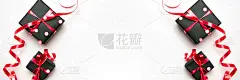 圣诞礼物，红色装饰上白色背景俯视图。圣诞礼物。冬天的圣诞节假期。圣诞快乐，节日快乐，贺卡，相框，横幅