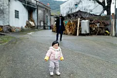 回家过年

摄影：洪小漩

出镜：家人

整理一些过年期间拍摄的花絮，在不整理，我担心元宵节都要过完了。

去年过年期间的照片就是这样一拖二拖，现如今自己都不记得被遗忘在哪个移动硬盘里。

过年前，阿科就心心念念，一定要给女儿买很多很多的烟花，给她一个闪耀的除夕夜。我瞅他一箱箱往后备箱装，忙着制止，但是无济于事。他说，给女儿玩的，女儿喜欢。

事实上，女儿看到硕大的烟花绽放时，吓得嚎了一嗓子“妈妈”，蹒跚着跑来抱着我，"嗷"的哭出声来。

唯有一些小型的烟花礼炮，以及仙女棒，她倒是不害怕。她拽着爸爸的手，