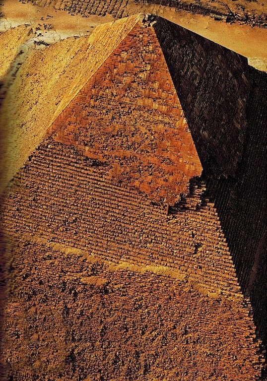 航拍的埃及古金字塔，独特的视角，令人感觉...