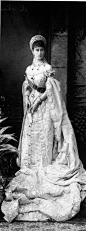 大公夫人Ella ，全名是ELIZABETH，是德国黑森的公主，生母是英国维多利亚女王的次女爱丽丝公主。后来成为女大公伊丽莎白•费奥多萝芙娜（Elisabeth Feodorovna）——俄罗斯皇后亚历山德拉的姐姐。当时欧洲皇室中与茜茜公主齐名的四大美人之一，另外两个是法兰西拿坡仑三世的尤金尼亚皇后和俄罗斯的另一位大公夫人。