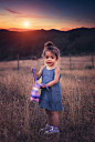 草地上的小女孩 可爱的小女孩 拿着袋子的小女孩 落日下的小女孩#米洛图片##唯美图片##高清大图##banner背景##大图背景##可商用大图##摄影##页素材##设计素材##杂志配图#