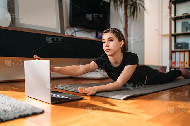 女孩在网上看运动教程