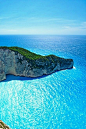 希腊扎金索斯群岛，沉船湾，被誉为全球最美海滩之一。海水湛蓝清澈~ 