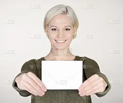 持名片的女子