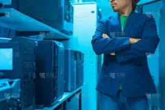 男人,住宅房间,数据中心,网络服务器,有序,水平画幅,技术员,人,商业金融和工业,设备用品