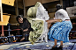 摄影：Daniele Tamagni
    图中是Carmen Rosa和Yulia la Pacena，2010年1月26日两名玻利维亚的“飞裙”正在表演，为拉巴斯（玻利维亚西部城市）的学校修建洗浴室筹款。
    这是由意大利摄影师Daniele Tamagni捕捉的一组角斗场上“飞裙” 和女子摔跤手的照片，