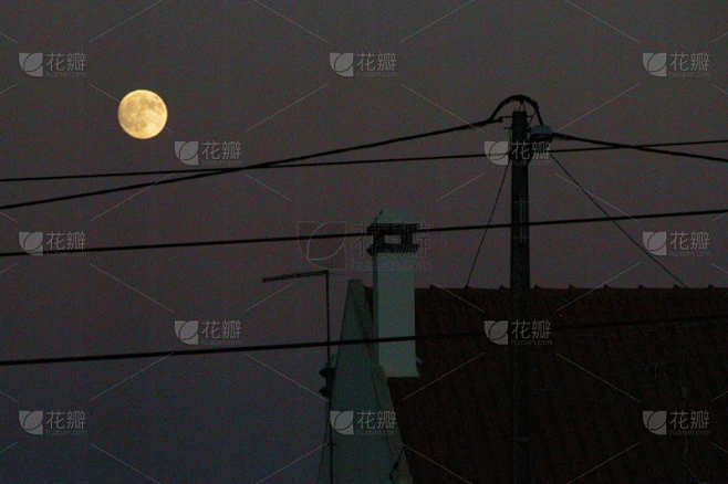 月亮,夜晚,单杠,楼梯栏杆,用具,水平画幅,建筑,无人,体育器械,葡萄牙素材-花瓣网