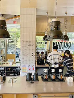 海洋板装的美式复古咖啡店，太有感觉啦。#店面设计#店铺设计# - 抖音