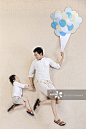 躺在地毯上手拿气球的父子详情 - 创意图片 - 视觉中国 VCG.COM