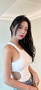 克拉拉，1986年1月15日出生于瑞士伯尔尼，本名李成敏，毕业于美国埃尔卡密诺城市学院，英国籍亚裔女演员