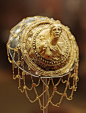 这个是希腊的金饰，女子的发网。浮雕女神像太美。