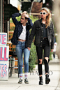 2018年1月21日，克里斯汀·斯图尔特 (Kristen Stewart) 和女友斯特拉·麦克斯韦 (Stella Maxwell) 洛杉矶外出