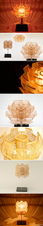 日本设计师谷俊幸创作的『Hokore』落地灯，采用精湛的竹篾工艺手工打造，造型似一朵盛开的莲花，照明时绽放出缕缕光芒。