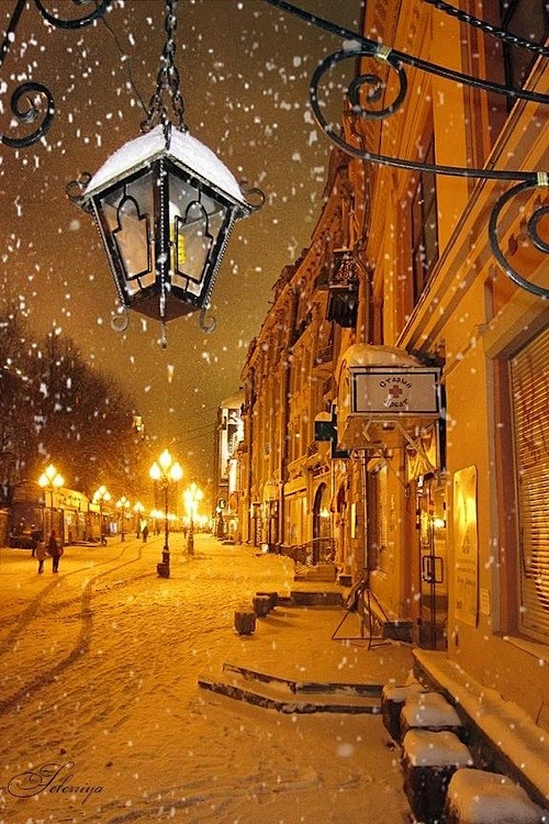 下雪的夜晚，莫斯科，俄罗斯。

