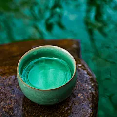 该青瓷小茶杯产自拥有千年瓷都美誉的古老山城龙泉，请拥有数十年经验的老师傅选料制作。借用店家的一句话“我们拥有的不多，唯有用心。”