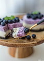 蓝莓冻芝士蛋糕：夏天最适合做的蛋糕就是冻芝士和慕斯之类的蛋糕啦，无需动用烤箱，冷藏成形，做法也无难度