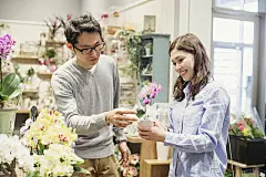 Couples choosing the flowers in the flower shop