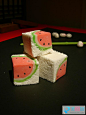 西瓜和果子。和菓子（和菓子）是日本的传统糖果，常由茶，特别的糯米，红豆酱，水果和蕨粉制成。