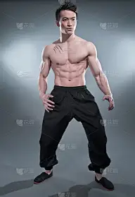 肌肉发达的亚洲功夫男子在动作姿势。