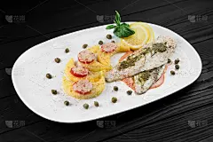 盘古斯鱼片，配鱼鳞和牛肝鱼。