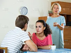 老年人,不高兴的,成年子女,女性,家庭生活,水平画幅,父母,白人,母亲,成年的