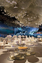 迪拜土豪的婚礼，既是新娘又是婚礼设计师的Sheika Lateefa根据自己的喜好为自己打造了一个梦幻婚礼。她用1500个小吊灯，6500颗施华洛世奇水晶，还有4000个千纸鹤来装饰婚礼现场。