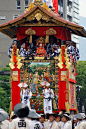 祇園祭 Gion-Matsuri em 京都 Kyōto. O nome Gion é em referência ao distrito de Gion onde se localiza o santuário xintoísta (Jinja) Yasaka 八坂神社 (devido à grandiosidade do festival, atualmente não é realizado nesse distrito). O Gion-Matsuri é realizado há mais de