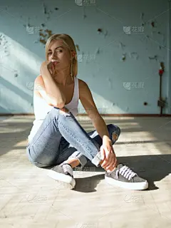 金色头发,自然美,女孩,个性,垂直画幅,女人,拍摄场景,住宅房间,快乐,蓝色