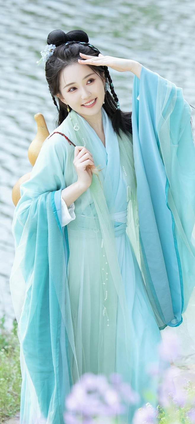 曲池浮采采，斜岸列依依。