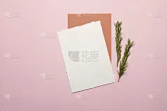 婚礼，生日，文具简约的模型场景。白纸，工艺信封，迷迭香枝，金元素。粉红色的背景。平躺，俯视图。