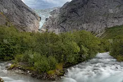 徒步前往挪威维斯兰约斯达尔布林国家公园的约斯达尔布林(Briksdalsbreen, Briksda