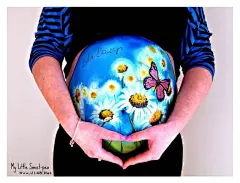 【幸福的肚皮画：准妈妈们最美丽的纪念作品】
艺术家Carrie Preston身为两个孩子的妈，认为孕妇是世界上最美的人。为了纪念怀孕这件美好的事，她把孕妇隆起的肚皮当做画布，拿起画笔挥洒出独一无二的“肚皮画”。当她作画时，肚皮底下的宝宝也会像在庆祝似的，挥舞小脚踢踢妈妈的肚皮。