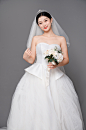 端正新娘手捧花婚纱照婚礼人物精修摄影图
