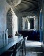鲜亮的蓝色结合家具装饰上的精致雕刻，足以表现出摩洛哥风格的多彩魅力。神秘的蓝色空间充满了诗情画意和童话情调，是摩洛哥王国舍夫沙文 (Chefchaouen) 小镇的专属蓝色。