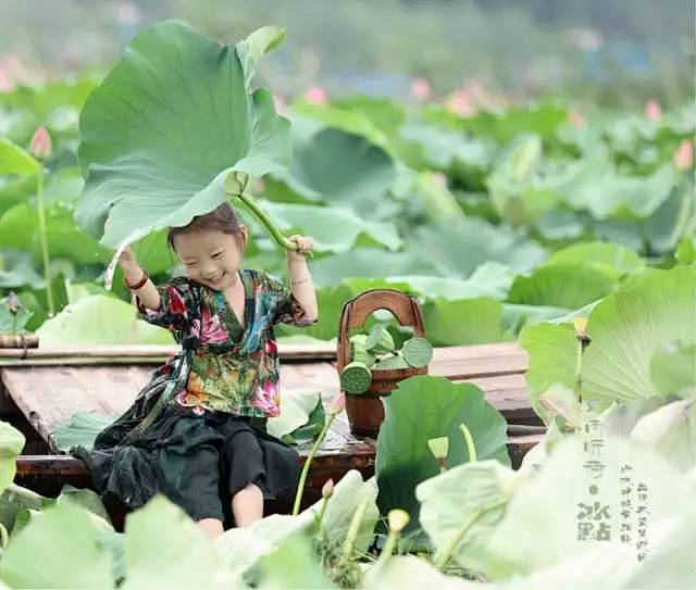 一位摄影师妈妈给女儿拍的旅行照，萌翻了整...