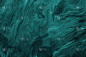 流体艺术。液体丝绒翡翠绿色抽象水滴和波浪。大理石效果的背景或纹理