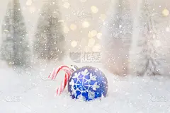 圣诞贺卡。冬季森林用霜冻的冷杉树飘落的雪花点缀球糖藤金色的花环bokeh灯。新年海报横幅。神奇的节日