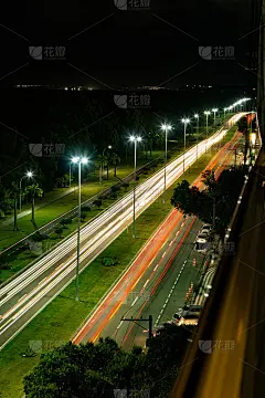 南北大道上的夜行车。