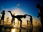 特拉维夫，以色列儿童们在当地的喷泉广场上玩耍。